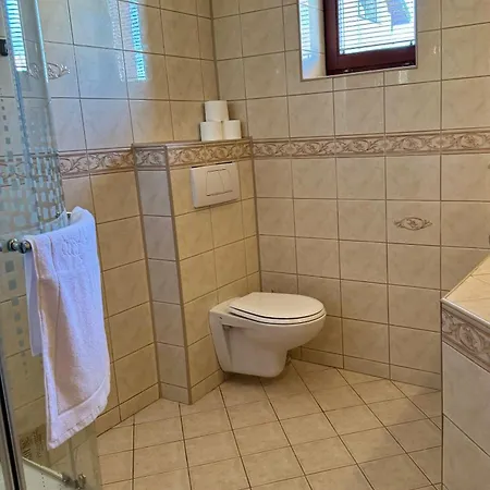 Menhardi Гостевой дом Нова-Лесна